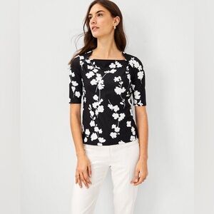 EUC Ann Taylor shadow floral refined stretch envelope top | Size Large | b&w